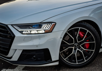 Подержанный автомобиль Audi S8 2020 года (2 фото)