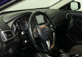 Подержанный автомобиль Infiniti Q30 2016 года (13 фото)