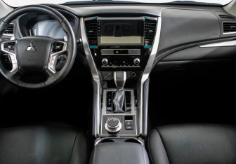 Подержанный автомобиль Mitsubishi Montero Sport 2021 года (12 фото)