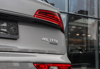 Подержанный автомобиль Audi Q5 2025 года (36 фото)