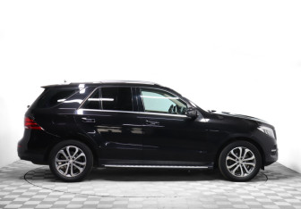 Подержанный автомобиль Mercedes-Benz GLE 2015 года (4 фото)