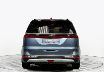 Подержанный автомобиль Kia Carnival 2021 года (6 фото)