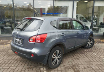 Подержанный автомобиль Nissan Qashqai 2009 года (8 фото)