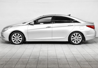 Подержанный автомобиль Hyundai Sonata 2012 года (8 фото)