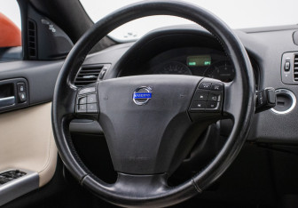 Подержанный автомобиль Volvo S40 2010 года (15 фото)