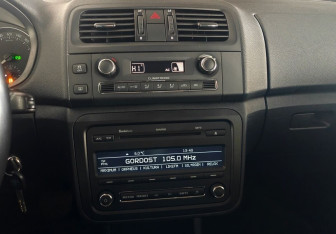 Подержанный автомобиль Skoda Fabia Hatchback 2010 года (14 фото)