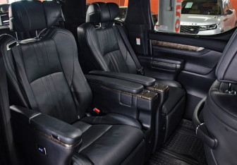 Подержанный автомобиль Toyota Alphard 2019 года (16 фото)