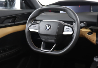 Подержанный автомобиль Changan UNI-V 2023 года (15 фото)