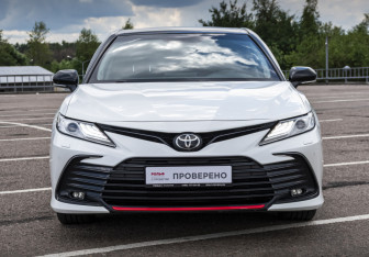 Подержанный автомобиль Toyota Camry Sedan 2022 года (2 фото)