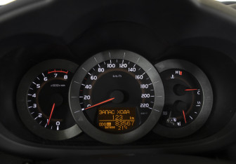 Подержанный автомобиль Toyota RAV4 2011 года (11 фото)