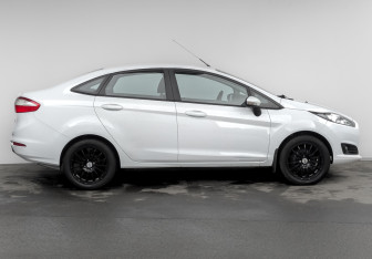 Подержанный автомобиль Ford Fiesta Sedan 2015 года (4 фото)