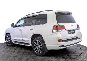 Подержанный автомобиль Toyota Land Cruiser Suv 2015 года (7 фото)