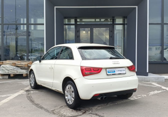 Подержанный автомобиль Audi A1 2010 года (7 фото)