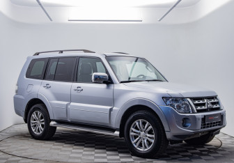 Подержанный автомобиль Mitsubishi Pajero 2012 года (7 фото)