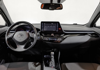 Подержанный автомобиль Toyota C-HR 2021 года (14 фото)