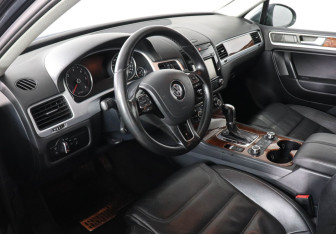 Подержанный автомобиль Volkswagen Touareg 2012 года (9 фото)