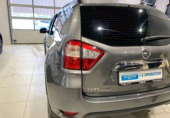 Подержанный автомобиль Nissan Terrano 2014 года (8 фото)