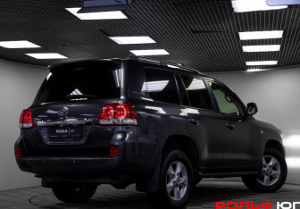 Подержанный автомобиль Toyota Land Cruiser Suv 2011 года (26 фото)