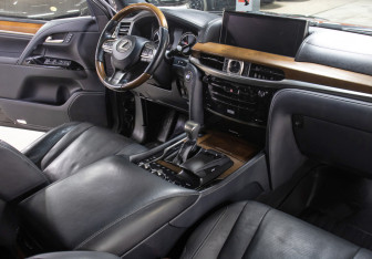 Подержанный автомобиль Lexus LX 2018 года (11 фото)