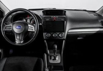 Подержанный автомобиль Subaru XV 2014 года (12 фото)