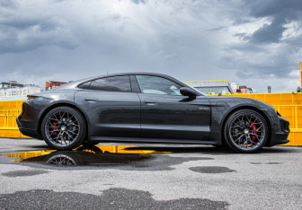 Подержанный автомобиль Porsche Taycan 2020 года (4 фото)