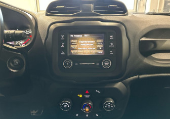 Подержанный автомобиль Jeep Renegade 2018 года (16 фото)