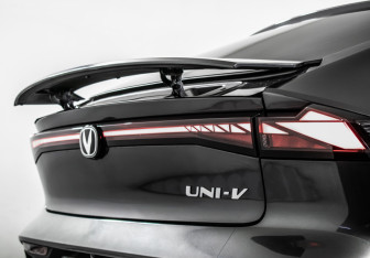 Подержанный автомобиль Changan UNI-V 2023 года (20 фото)