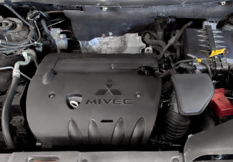 Подержанный автомобиль Mitsubishi Outlander 2014 года (9 фото)
