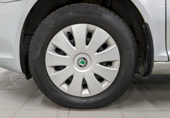 Подержанный автомобиль Skoda Fabia Hatchback 2010 года (16 фото)