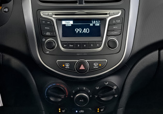 Подержанный автомобиль Hyundai Solaris Hatchback 2015 года (17 фото)