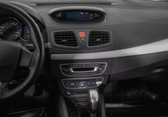 Подержанный автомобиль Renault Fluence 2011 года (14 фото)