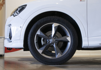 Подержанный автомобиль Audi Q3 2021 года (38 фото)