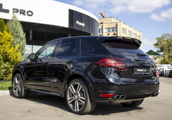 Подержанный автомобиль Porsche Cayenne 2012 года (7 фото)