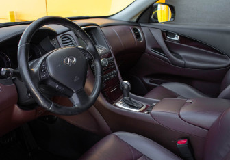 Подержанный автомобиль Infiniti QX50 2016 года (12 фото)