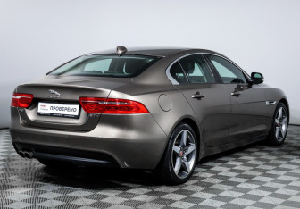 Подержанный автомобиль Jaguar XE 2016 года (5 фото)