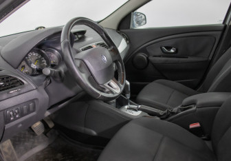 Подержанный автомобиль Renault Fluence 2011 года (10 фото)