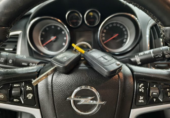 Подержанный автомобиль Opel Astra Wagon 2013 года (17 фото)