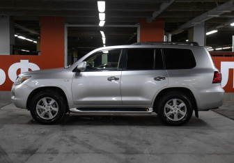 Подержанный автомобиль Lexus LX 2009 года (8 фото)