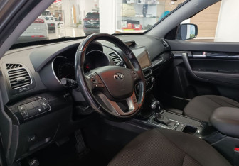 Подержанный автомобиль Kia Sorento 2017 года (9 фото)
