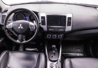 Подержанный автомобиль Mitsubishi Outlander 2011 года (13 фото)
