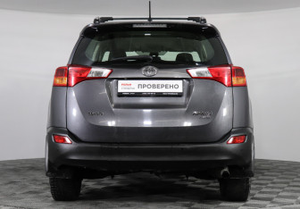 Подержанный автомобиль Toyota RAV4 2015 года (6 фото)