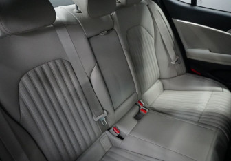 Подержанный автомобиль Genesis G70 2021 года (12 фото)