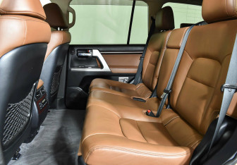 Подержанный автомобиль Toyota Land Cruiser Suv 2015 года (16 фото)