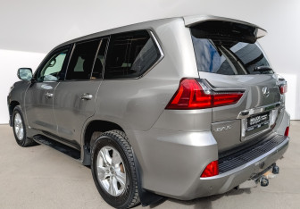 Подержанный автомобиль Lexus LX 2017 года (7 фото)