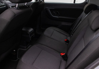 Подержанный автомобиль Skoda Fabia Hatchback 2011 года (11 фото)
