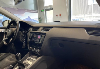 Подержанный автомобиль Skoda Octavia Wagon 2014 года (10 фото)