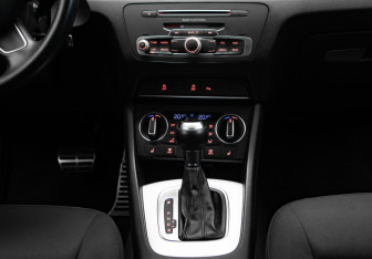 Подержанный автомобиль Audi Q3 2015 года (20 фото)