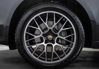 Подержанный автомобиль Porsche Macan 2019 года (19 фото)