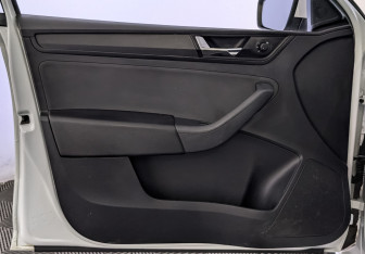 Подержанный автомобиль Skoda Rapid Liftback 2019 года (19 фото)