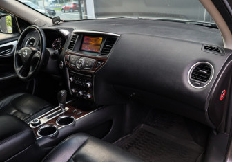 Подержанный автомобиль Nissan Pathfinder 2016 года (7 фото)